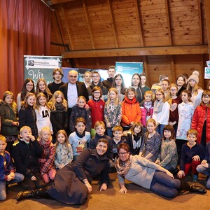 Gruppenfoto von Dobl und Lieboch mit Bischof Wilhelm Krautwaschl in der Sulmtalhalle in Pistorf